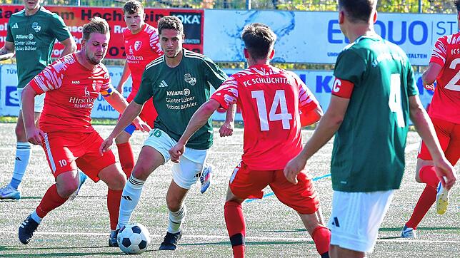Torschützen unter sich: Marvin Kalt (links) sorgte mit dem 1:2 für Hoffnung beim FC Schlüchttal im Derby, doch kurz danach stellte ...