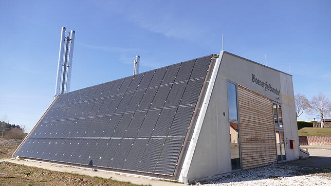 Die Heizzentrale der Solarcomplex AG steht Pate: Zwischen dem Gebäude und der Bahnhofstraße (hinten, rechts) sollen zwei ...