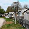 Der Riedsee-Campingplatz ist bei Dauercampern sehr beliebt. Viele davon haben ihren Wohnwagen samt Vorzelt zu einem kleinen ...