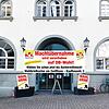 Verschoben: Die Narrizella plant erst zum Zeitpunkt der OB-Wahl in Radolfzell die Machtübernahme. So sehen die Schilder heute vor dem ...