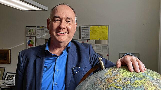 Jürgen Kaz wird für ein weiteres Jahr das Alexander-von-Humboldt-Gymnasium in Konstanz leiten. Eigentlich hätte er im Sommer 2023 in ...