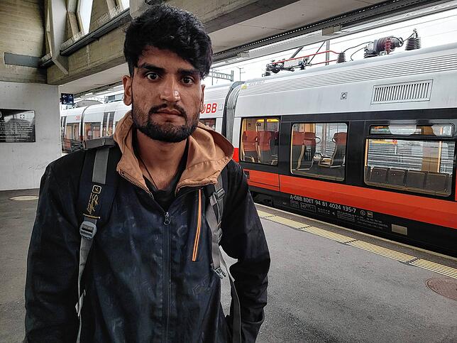 Shafiq nach der Kontrolle durch die Schweizer Behörden. Er ist aus Afghanistan geflüchtet und möchte nach Deutschland weiterreisen.