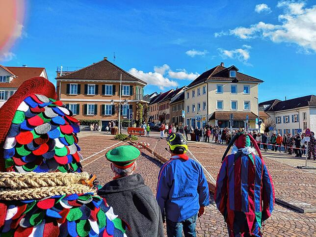 Bild 7: Ade Fasnet 2024! Bilder vom Markdorfer Narrenbaumfällen mit Umzug aus der Stadt