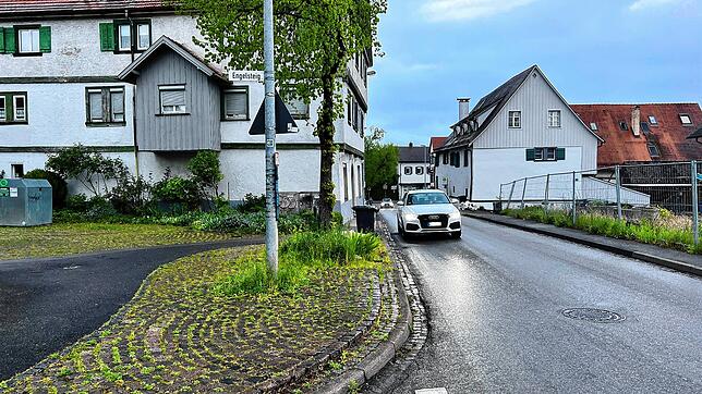 An dieser Stelle in der Kindlebildstraße wird ab Montag der Kanal saniert. Nach Wollmatingen kommen Autofahrer bis Ende Juli nur über ...