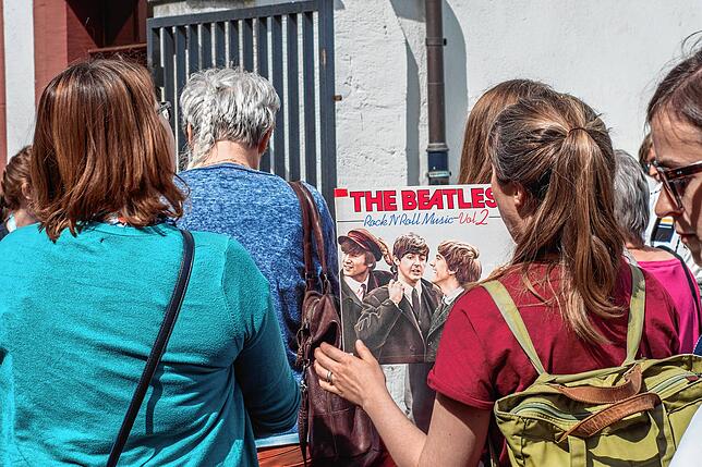 Nach kleineren Ausführungen über die lebendige Drogenszene im Basel des Jahre ‘68 erreicht die Stadtführung ihre Endstation. Vor dem ...