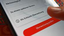 Jetzt ein alltägliches Bild: In einer App der Sparkasse ist die Option „Als Echtzeit-Überweisung“ zu sehen.