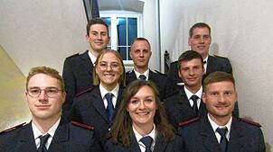 Die Führungsspitze der Freiwilligen Feuerwehr Hochemmingen mit den Beförderten: Jonas Maurer, Anna-Lena Fehrenbacher, Valentino ...
