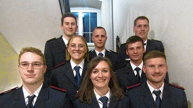 Die Führungsspitze der Freiwilligen Feuerwehr Hochemmingen mit den Beförderten: Jonas Maurer, Anna-Lena Fehrenbacher, Valentino ...