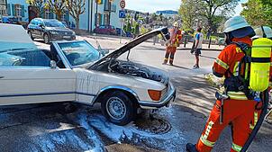 Am Samstagnachmittag musste die Engener Feuerwehr einen brennenden Oldtimer löschen.