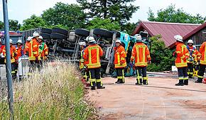 Ein schwerer Unfall ereignete sich auf der Abfahrt der B31 nach Löffingen. Dutzende Rettungskräfte sind am Montagnachmittag im Einsatz.