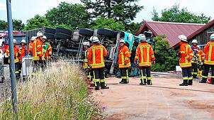 Ein schwerer Unfall ereignete sich auf der Abfahrt der B31 nach Löffingen. Dutzende Rettungskräfte sind am Montagnachmittag im Einsatz.
