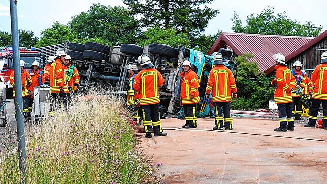 Ein schwerer Unfall ereignete sich auf der Abfahrt der B31 nach Löffingen. Dutzende Rettungskräfte sind am Montagnachmittag im Einsatz.