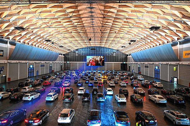 Im Frühjahr wurde die Messehalle zum Autokino.
