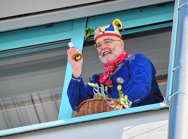 Bild 14: Bilder von der Machtübernahme in Stockach: Bürgermeister seilt den Rathausschlüssel ab