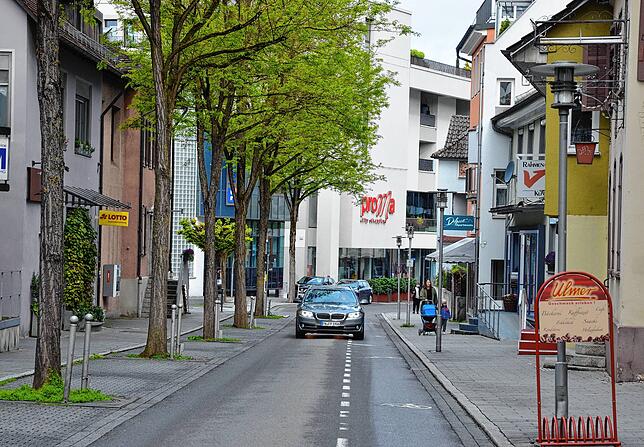 Langfristig soll in der Hauptstraße die klare Trennung von Fahrbahn und Fußwegen aufgehoben werden, so ein Vorschlag der Planer des ...