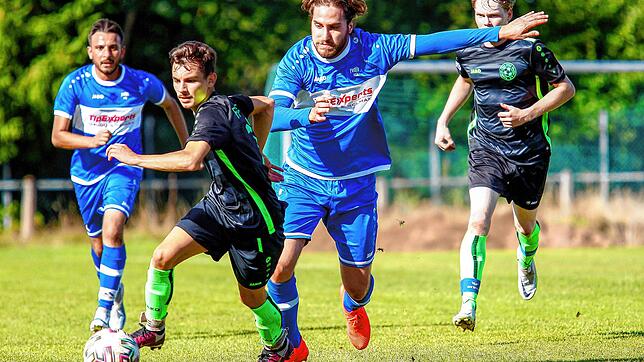 In dieser Szene kämpfen Joel Günter (links, Fischbach/Weiler) und Luca Crudo (St. Georgen) um den Ball. Der Aufsteiger aus der Bergstadt ...