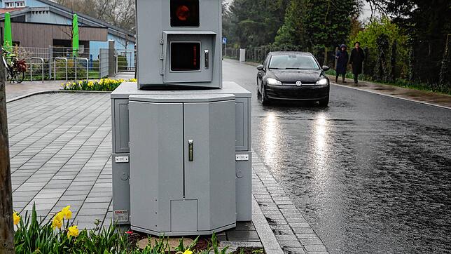 So sieht der mobile Blitzeranhänger aus, der bald auch in Stockach zum Einsatz kommen soll. Das Archivbild zeigt das gleiche Modell der ...