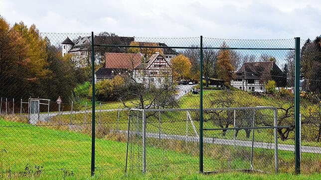 Auf dem Sportplatz, durch dessen Zaun man hier aus dieser Perspektive auf Schloss Hohenfels blickt, soll ein Kultur- und ...