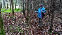 Gerhard Krug in einem Graben, der früher zum Landhag gehörte, auf Gemarkung Birkingen. Links ein Flurgrenzstein.