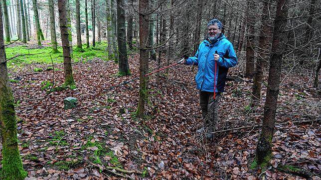 Gerhard Krug in einem Graben, der früher zum Landhag gehörte, auf Gemarkung Birkingen. Links ein Flurgrenzstein.