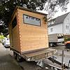 Ein Holzhäuschen auf einem Anhänger steht im Konstanzer Stadtteil Petershausen. Darin verbirgt sich eine mobile Sauna.