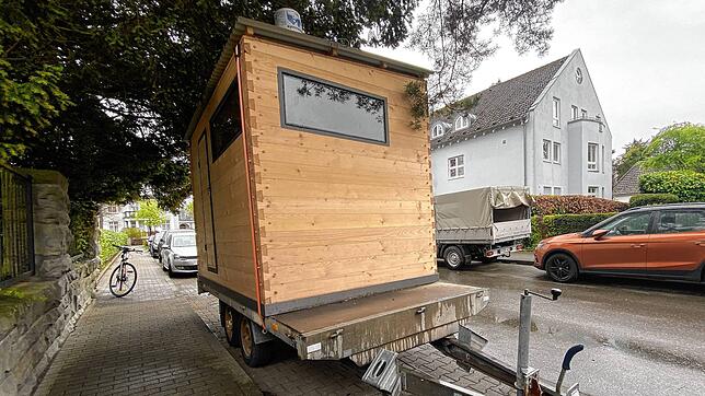 Ein Holzhäuschen auf einem Anhänger steht im Konstanzer Stadtteil Petershausen. Darin verbirgt sich eine mobile Sauna.