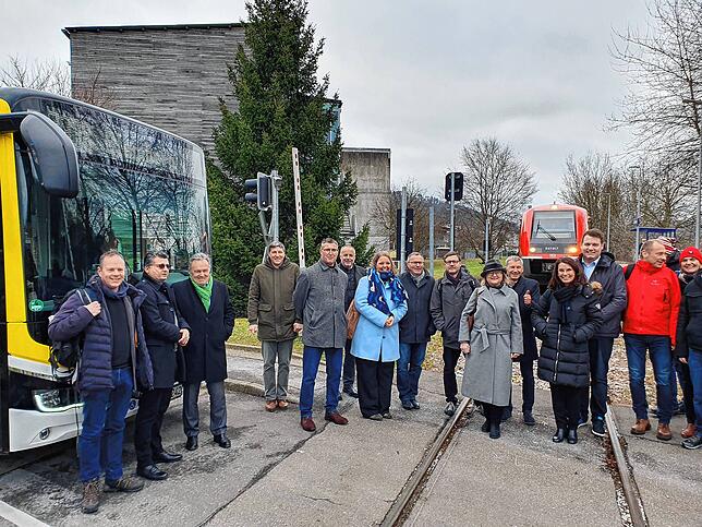 Mit Bahn und Bus gibt es ab sofort deutlich verbesserte Verbindungen in Wutachtal und von dort nach Blumberg und Waldshut. Vertreter auf ...