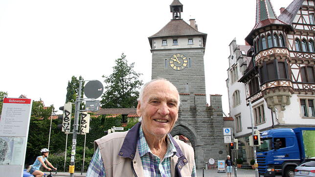 2019: Heinz Hug an der Bodanstraße vor dem Schnetztor. Dank seines Einsatzes wurde es in den 70er Jahren saniert. Als damaliger Chef der ...