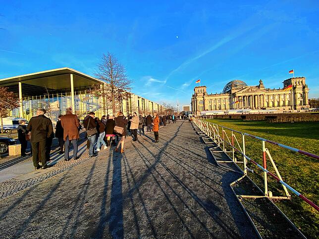 Die lange Testschlange vor dem Reichstag. Unmittelbar davor befindet sich das eingerichtete Testzentrum.