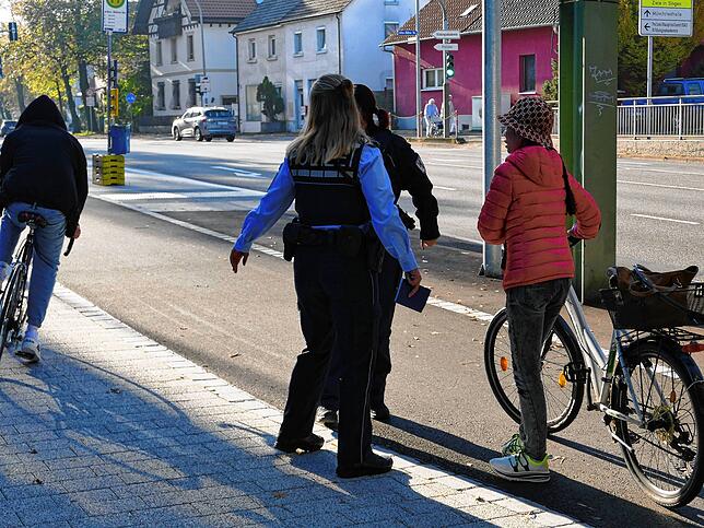 Während eine Radfahrerin über das richtige Verhalten aufgeklärt wird, kommt ein anderer von hinten in rasantem Tempo angefahren und ...