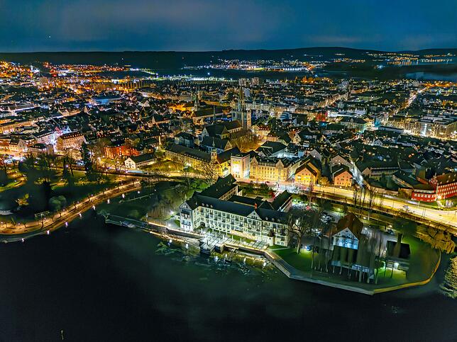 Das Steigenberger Hotel auf der Konstanzer Insel, dahinter die Konzilstraße und das Stadttheater.