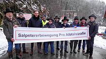 Bürgermeister und Salpetererbewegung Pro Albtalstraße fordern weiterhin die Wiederöffnung der Albtalstraße. Von links: Bernhard Huber, ...