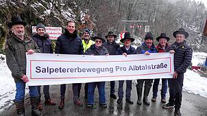 Bürgermeister und Salpetererbewegung Pro Albtalstraße fordern weiterhin die Wiederöffnung der Albtalstraße. Von links: Bernhard Huber, ...