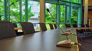 Leere Sitzplätze im großen Sitzungssaal des Stockacher Rathauses, wo normalerweise der Gemeinderat tagt.