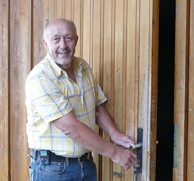 Hereinspaziert: Hüttenwart Edgar Schiesel öffnet den Mietern immer wieder gerne die Pforten zur Grillhütte in Pfohren.