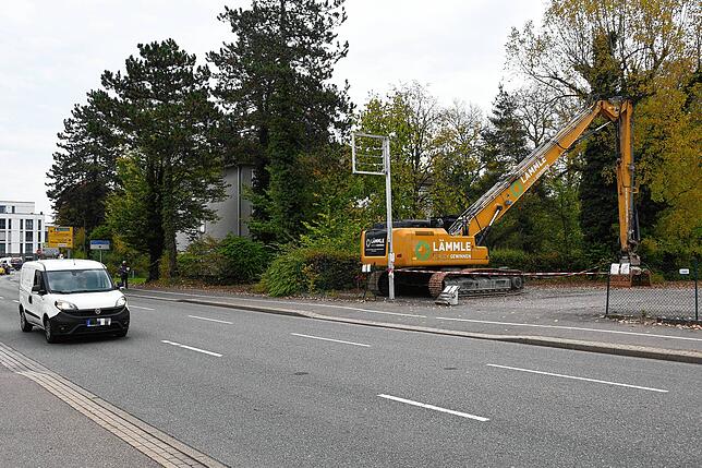 Ein großer Bagger eines Recycling-Unternehmens steht schon auf dem Parkplatz an der Schaffhauser Straße. Ob das schwere Gerät etwas mit ...