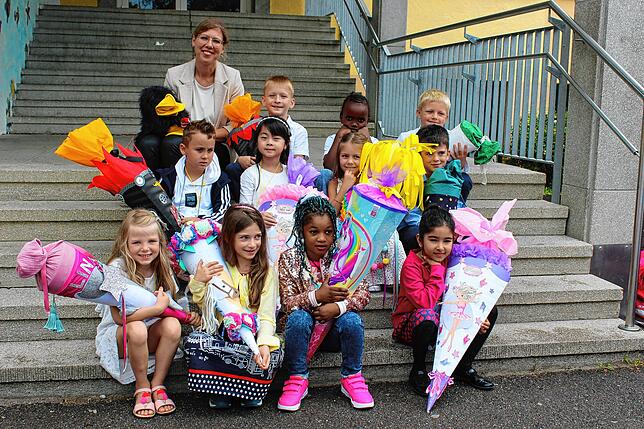 Klassenlehrerin Susanne Heist mit den Erstklässlern der Klasse E4 der Wiestorschule Überlingen.