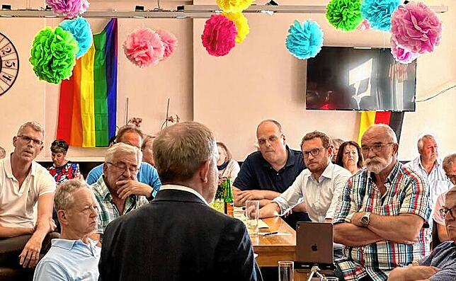 Simon Blümcke vor rund 40 Zuhörern am Dienstagabend.