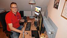 Jürgen Engesser in seinem Studio in Mundelfingen, von dem er seine Radiosendung in die ganze Welt sendet.