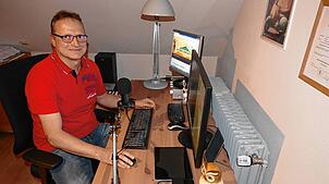Jürgen Engesser in seinem Studio in Mundelfingen, von dem er seine Radiosendung in die ganze Welt sendet.