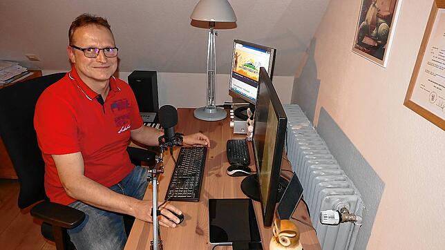 Jürgen Engesser in seinem Studio in Mundelfingen, von dem er seine Radiosendung in die ganze Welt sendet.