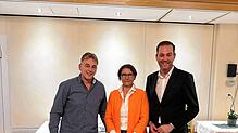 Ingo Bauer (links) übergibt den Vorsitz des Stadtverbandes Bonndorf an Alissa Zeien (Mitte). Felix Schreiner hat die Neuwahl und ...