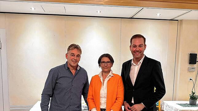 Ingo Bauer (links) übergibt den Vorsitz des Stadtverbandes Bonndorf an Alissa Zeien (Mitte). Felix Schreiner hat die Neuwahl und ...