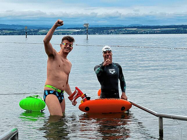 Philippe Geuer (rechts) in Begleitung seines Freundes Christopher Kern vor der dritten Etappe seiner Bodensee-Tour von Immenstaad nach ...