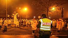 Die Polizei ist in Radolfzell bei den Fasnachtsveranstaltungen mit mehr Kräften als sonst vertreten – hier etwa bei einem früheren ...