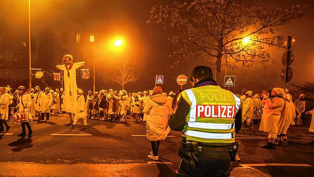 Die Polizei ist in Radolfzell bei den Fasnachtsveranstaltungen mit mehr Kräften als sonst vertreten – hier etwa bei einem früheren ...