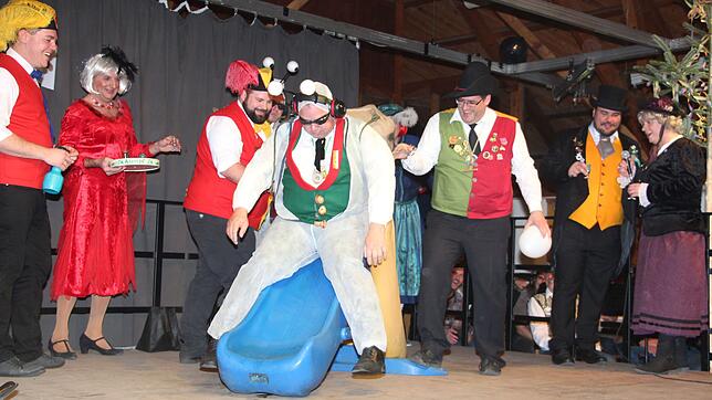Nußdorfs Zunftmeister Ralf Kretz (Mitte) musste beim Stück des Landadels zahlreiche närrische Aufgaben bewältigen.
