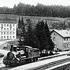 Der Sommerauer Bahnhof, als er noch als höchste Station der Schwarzwaldbahn in Betrieb war. Im Hintergrund ist das Gasthaus ...