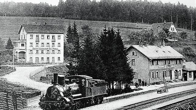 Der Sommerauer Bahnhof, als er noch als höchste Station der Schwarzwaldbahn in Betrieb war. Im Hintergrund ist das Gasthaus ...