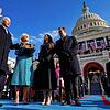 Joe Biden wird vom Obersten Richter John Roberts als 46. Präsident der Vereinigten Staaten vereidigt. Ehefrau Jill hält die Bibel, die ...